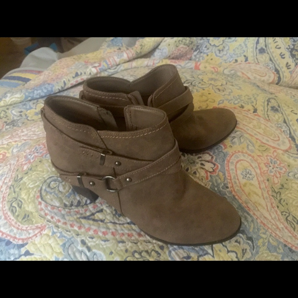 Ankle boots with zipper.
